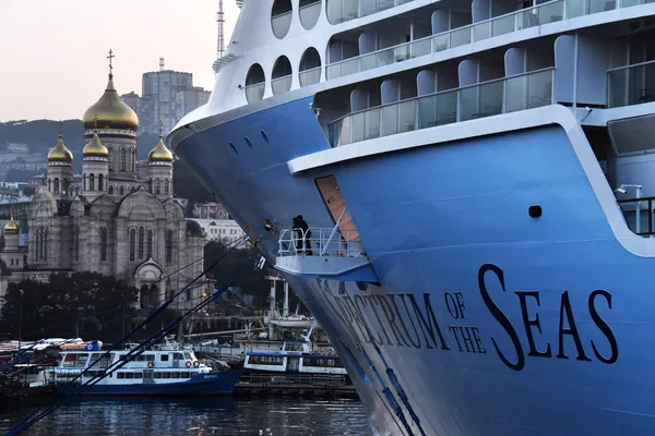 ÐÑÑÐ¸Ð·Ð½ÑÐ¹ Ð»Ð°Ð¹Ð½ÐµÑ Spectrum of the Seas Ð¿ÑÐ¸Ð±ÑÐ» Ð² Ð¿Ð¾ÑÑ ÐÐ»Ð°Ð´Ð¸Ð²Ð¾ÑÑÐ¾ÐºÐ°. ÐÐ°Ð¹Ð½ÐµÑ Ð±Ð°Ð·Ð¸ÑÑÐµÑÑÑ Ð² Ð¨Ð°Ð½ÑÐ°Ðµ Ð¸ Ð²ÑÐ¿Ð¾Ð»Ð½ÑÐµÑ ÐºÑÑÐ¸Ð·Ñ Ð² Ð¯Ð¿Ð¾Ð½Ð¸Ñ