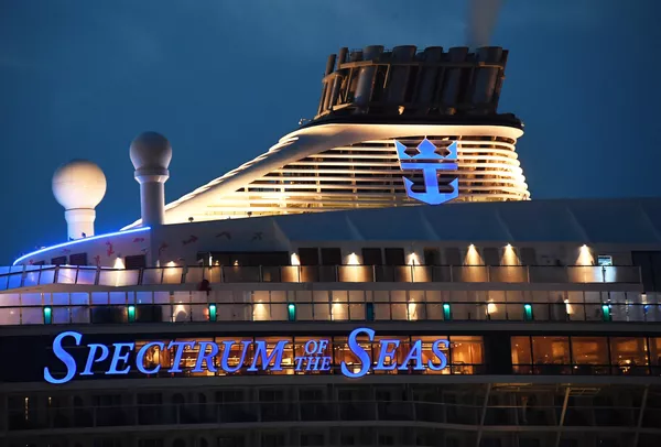 ÐÑÑÐ¸Ð·Ð½ÑÐ¹ Ð»Ð°Ð¹Ð½ÐµÑ Spectrum of the Seas Ð¿ÑÐ¸Ð±ÑÐ» Ð² Ð¿Ð¾ÑÑ ÐÐ»Ð°Ð´Ð¸Ð²Ð¾ÑÑÐ¾ÐºÐ°. ÐÐ°Ð¹Ð½ÐµÑ Ð±Ð°Ð·Ð¸ÑÑÐµÑÑÑ Ð² Ð¨Ð°Ð½ÑÐ°Ðµ Ð¸ Ð²ÑÐ¿Ð¾Ð»Ð½ÑÐµÑ ÐºÑÑÐ¸Ð·Ñ Ð² Ð¯Ð¿Ð¾Ð½Ð¸Ñ