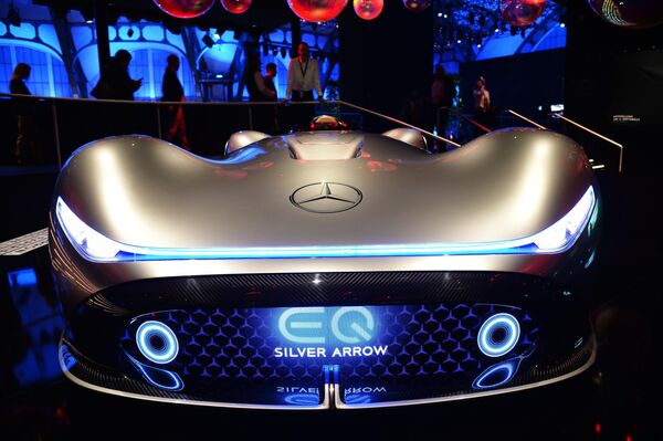 Автомобиль Mercedes-Benz Vision EQ Silver Arrow на международном автомобильном салоне во Франкфурте