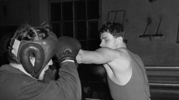 Советский боксер, чемпион XVI Олимпийских игр 1956 года (Мельбурн) Геннадий Иванович Шатков на тренировке. Советский боксер, чемпион XVI Олимпийских игр 1956 года (Мельбурн) Геннадий Иванович Шатков на тренировке.
