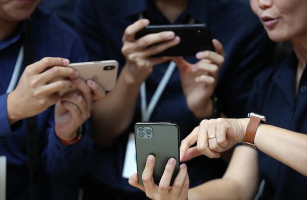 Посетители на презентации новинок компании Apple Посетители на презентации новинок компании Apple
