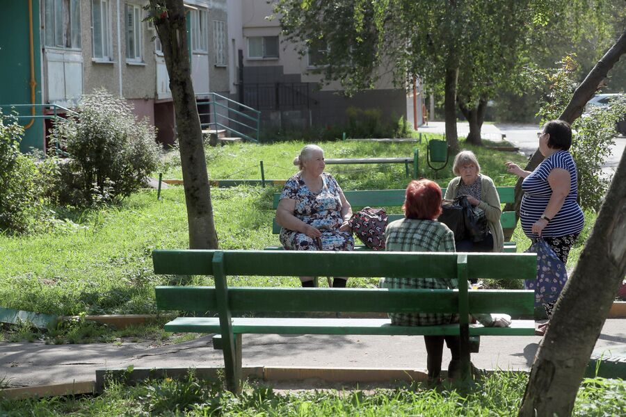 Местные жительницы во дворе дома Местные жительницы во дворе дома