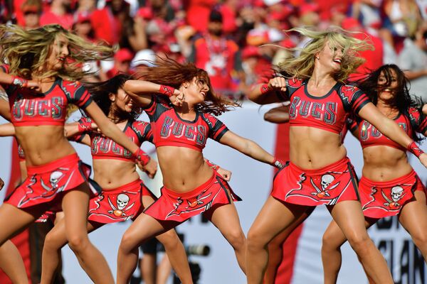 Черлидерши Tampa Bay Buccaneers на стадионе Raymond James Черлидерши Tampa Bay Buccaneers на стадионе Raymond James