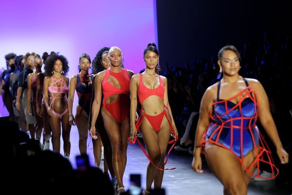 Модели на показе Chromat в Нью-Йорке Модели на показе Chromat в Нью-Йорке