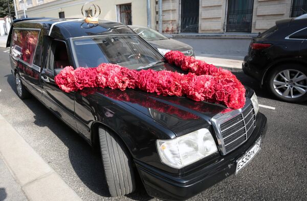 Автомобиль, на котором приехали режиссер Константин Богомолов и телеведущая Ксения Собчак Автомобиль, на котором приехали режиссер Константин Богомолов и телеведущая Ксения Собчак