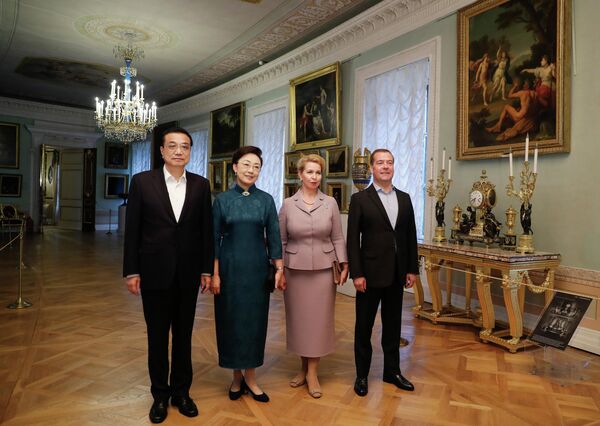 Председатель правительства РФ Дмитрий Медведев и премьер Государственного совета КНР Ли Кэцян во время встречи Председатель правительства РФ Дмитрий Медведев и премьер Государственного совета КНР Ли Кэцян во время встречи