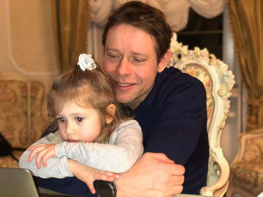 Павел Буре с дочерью Палиной на даче 2019 год