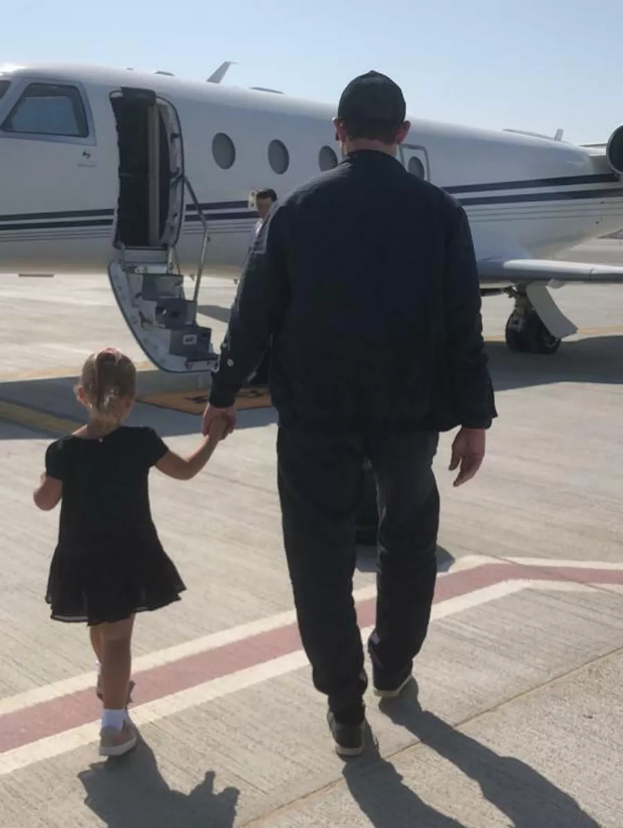 Павел Буре с дочерью Палиной вылетают из Дубаи. 2018 год