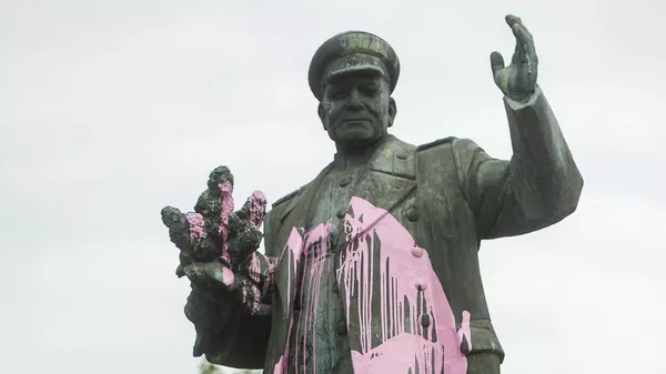 Памятник маршалу Коневу, облитый розовой краской, в Праге