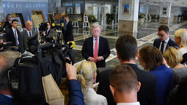 Советник президента США по национальной безопасности Джон Болтон общается с журналистами в Минске после встречи с президентом Белоруссии Александром Лукашенко Советник президента США по национальной безопасности Джон Болтон общается с журналистами в Минске после встречи с президентом Белоруссии Александром Лукашенко