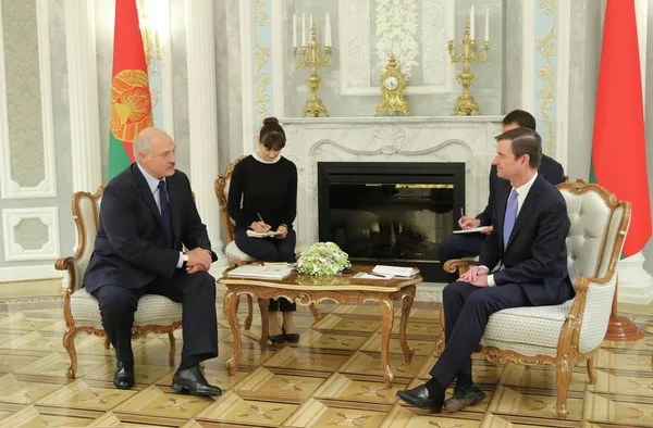 Президент Белоруссии Александр Лукашенко и заместитель государственного секретаря США по политическим вопросам Дэвид Хэйл во время встречи в Минске. 17 сентября 2019