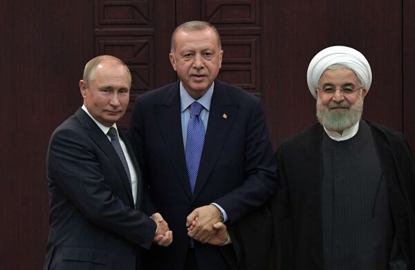 Президент РФ Владимир Путин, президент Турции Реджеп Тайип Эрдоган и президент Ирана Хасан Рухани (слева направо) на совместной пресс-конференции Президент РФ Владимир Путин, президент Турции Реджеп Тайип Эрдоган и президент Ирана Хасан Рухани (слева направо) на совместной пресс-конференции