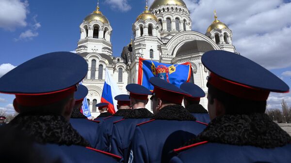 Призывники из числа казаков перед торжественным ритуалом напутствия и благословения у Патриаршего Вознесенского войскового всеказачьего собора в городе Новочеркасске Призывники из числа казаков перед торжественным ритуалом напутствия и благословения у Патриаршего Вознесенского войскового всеказачьего собора в городе Новочеркасске