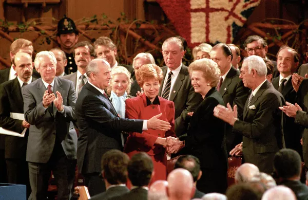 Генеральный секретарь ЦК КПСС Михаил Горбачев с супругой Раисой Максимовной и премьер-министр Великобритании Маргарет Тэтчер