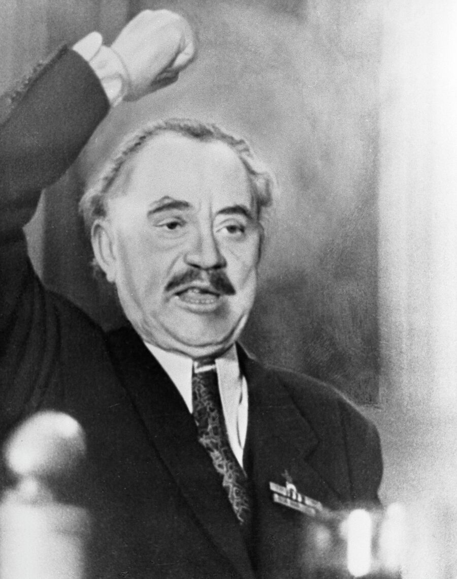 Генеральный секретарь ЦК БКП Георгий Димитров выступает на V съезде БКП. Генеральный секретарь ЦК БКП Георгий Димитров выступает на V съезде БКП.