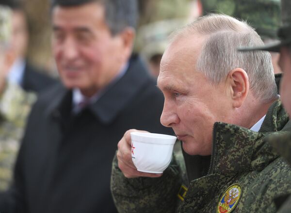 Президент РФ Владимир Путин и президент Киргизии Сооронбай Жээнбеков на полигоне Донгуз, где проходит основной этап стратегического командно-штабного учения Центр-2019 Президент РФ Владимир Путин и президент Киргизии Сооронбай Жээнбеков на полигоне Донгуз, где проходит основной этап стратегического командно-штабного учения Центр-2019