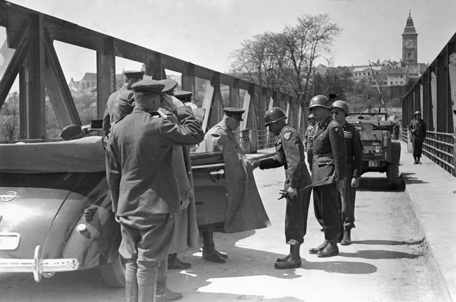 Представители советского командования встречаются на границе демаркационной зоны с американскими офицерами