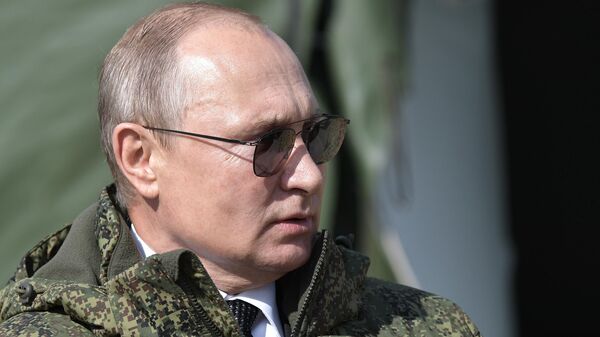 Президент РФ Владимир Путин на полигоне Донгуз, где проходит основной этап стратегического командно-штабного учения Центр-2019 Президент РФ Владимир Путин на полигоне Донгуз, где проходит основной этап стратегического командно-штабного учения Центр-2019