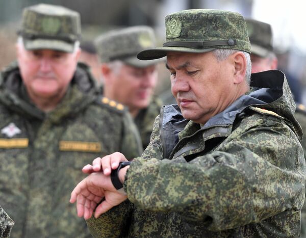 Министр обороны РФ Сергей Шойгу на полигоне Донгуз, где проходит основной этап стратегического командно-штабного учения Центр-2019 Министр обороны РФ Сергей Шойгу на полигоне Донгуз, где проходит основной этап стратегического командно-штабного учения Центр-2019