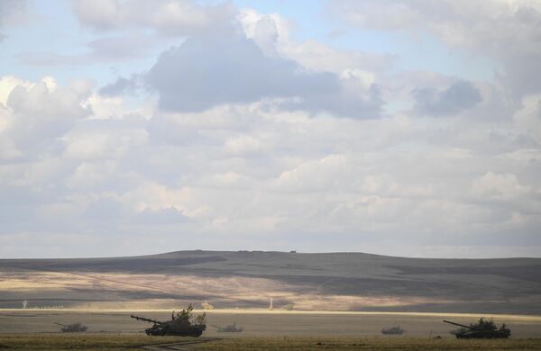 Танки Т-72Б3 во время основного этапа стратегического командно-штабного учения Центр-2019 на полигоне Донгуз Танки Т-72Б3 во время основного этапа стратегического командно-штабного учения Центр-2019 на полигоне Донгуз