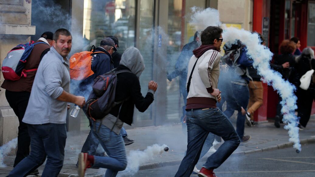 Картинки по запросу PARIS - #Acte45 : Gaz lacrymogène utilisé pour disperser les #GiletsJaunes