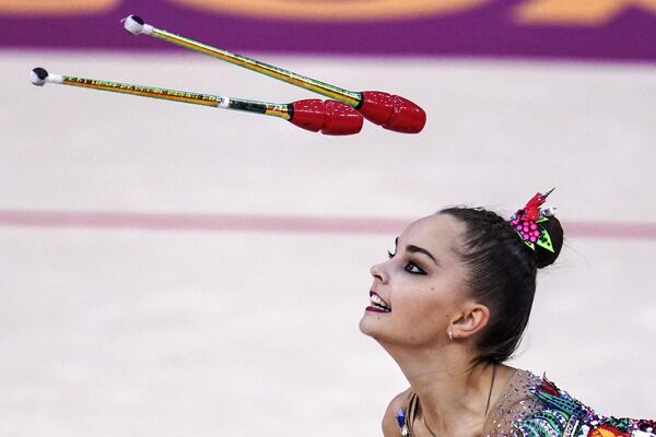 Арина Аверина (Россия) выполняет упражнения с булавами в финале квалификации индивидуального многоборья на чемпионате мира по художественной гимнастике 2019 в Баку. Арина Аверина (Россия) выполняет упражнения с булавами в финале квалификации индивидуального многоборья на чемпионате мира по художественной гимнастике 2019 в Баку.
