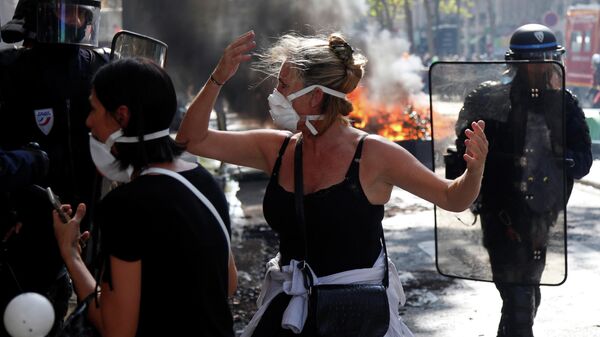 Участница акции по защите климата в Париже. 21 сентября 2019 Участница акции по защите климата в Париже. 21 сентября 2019