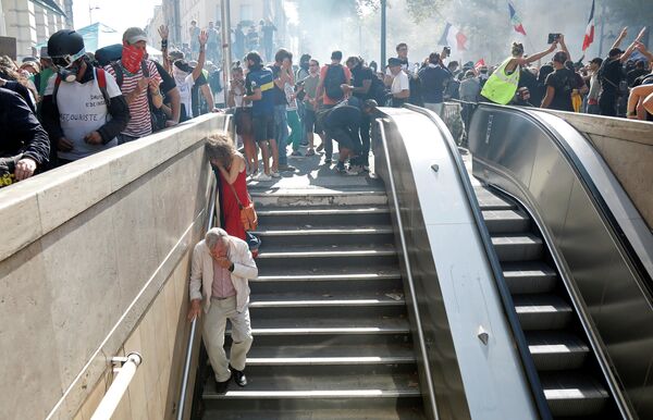 Участники акции протеста, призывающей власти принять экстренные меры против изменения климата, в Париже. 21 сентября 2019 Участники акции протеста, призывающей власти принять экстренные меры против изменения климата, в Париже. 21 сентября 2019