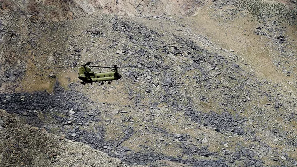 Американский военный вертолет CH-47 Chinook на севере Афганистана