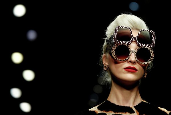 Модель во время показа коллекции Dolce & Gabbana на Неделе моды в Милане Модель во время показа коллекции Dolce & Gabbana на Неделе моды в Милане