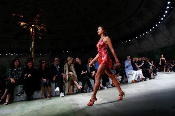 Модель Ирина Шейк во время показа коллекции Versace на Неделе моды в Милане Модель Ирина Шейк во время показа коллекции Versace на Неделе моды в Милане