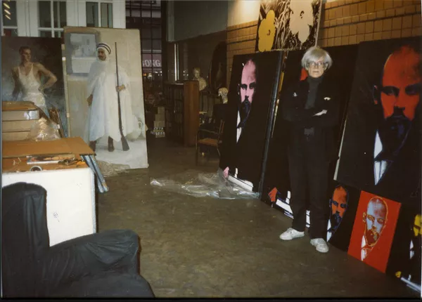 Энди Уорхол перед работами Ленин на своей Фабрике, февраль, 1987