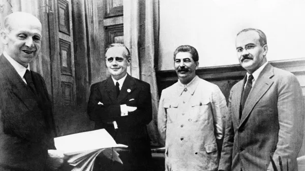Фридрих Гаусс, Иоахим фон Риббентроп, Иосиф Сталин и Вячеслав Молотов после подписания договора о ненападении между Германией и Советским Союзом