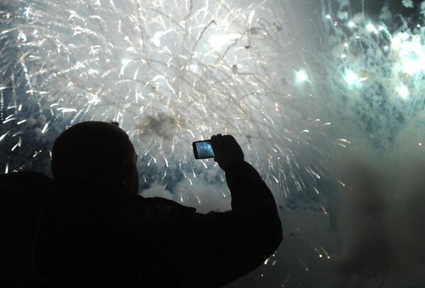 Посетитель на закрытии фестиваля Круг света 2019 в Москве Посетитель на закрытии фестиваля Круг света 2019 в Москве