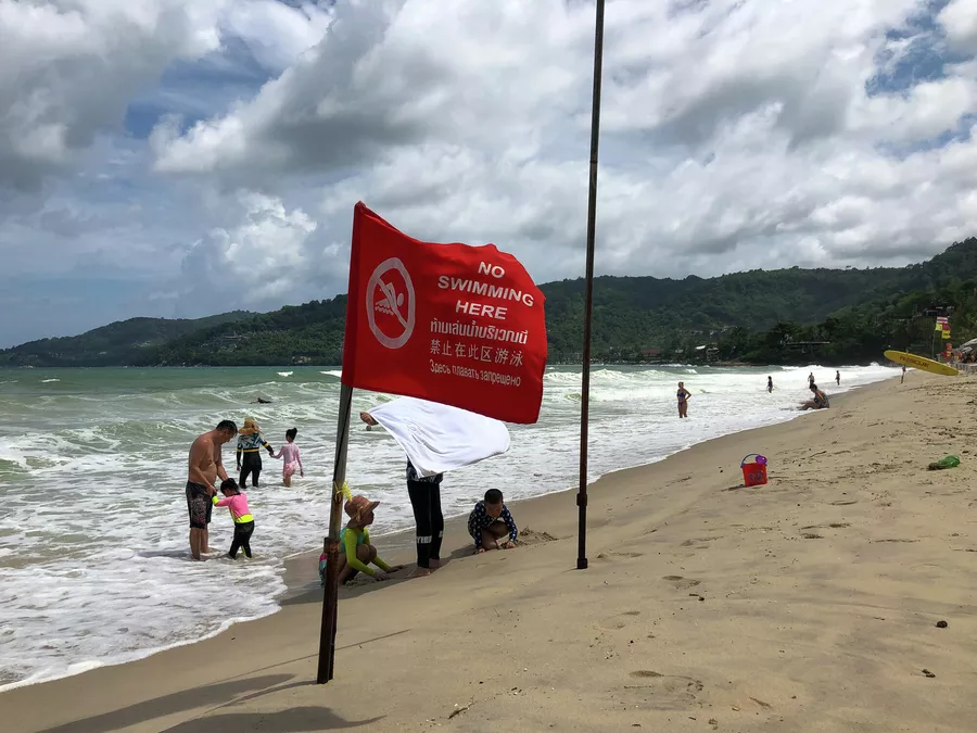 Красный флаг на пляже, Таиланд 
