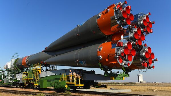 Транспортировка ракеты-носителя Союз-ФГ с пилотируемым кораблем Союз МС-15 на стартовую площадку космодрома Байконур Транспортировка ракеты-носителя Союз-ФГ с пилотируемым кораблем Союз МС-15 на стартовую площадку космодрома Байконур