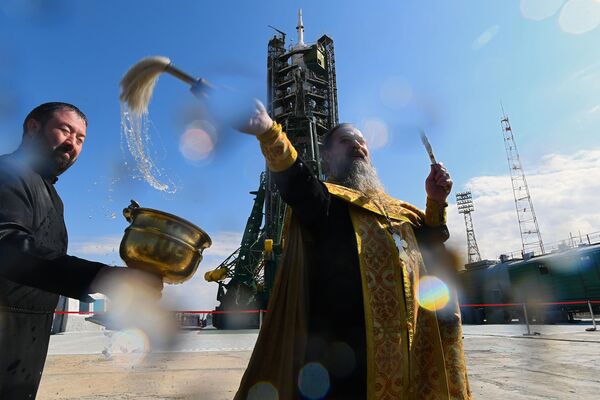 Духовник Роскосмоса отец Сергий (Сергей Бычков) во время обряда освящения ракеты-носителя Союз-ФГ с пилотируемым кораблем Союз МС-15 на стартовой площадке космодрома Байконур Духовник Роскосмоса отец Сергий (Сергей Бычков) во время обряда освящения ракеты-носителя Союз-ФГ с пилотируемым кораблем Союз МС-15 на стартовой площадке космодрома Байконур