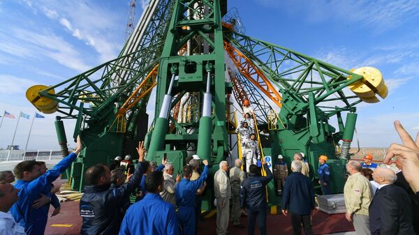 Члены основного экипажа МКС-61/62 перед стартом ракеты-носителя Союз-ФГ с пилотируемым кораблем Союз МС-15 на космодроме Байконур Члены основного экипажа МКС-61/62 перед стартом ракеты-носителя Союз-ФГ с пилотируемым кораблем Союз МС-15 на космодроме Байконур
