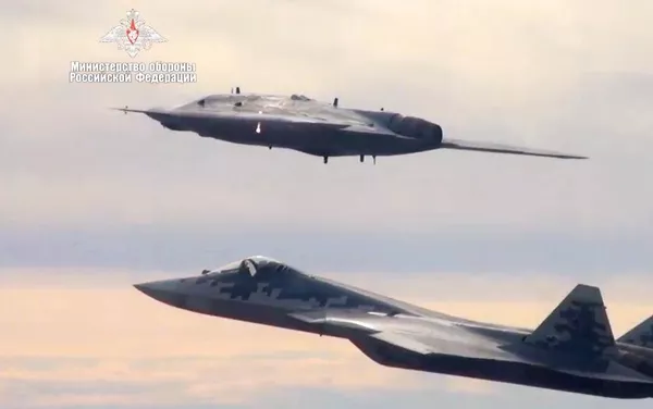 Новейший ударный беспилотник Охотник во время первого совместного полета с истребителем Су-57