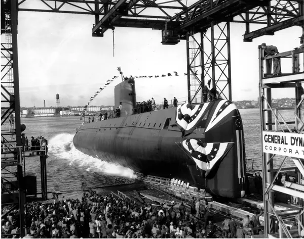 Первая американская атомная подводная лодка USS Nautilus (SS-571) в реке Темзе в Гротоне, штат Коннектикут. 1954 год