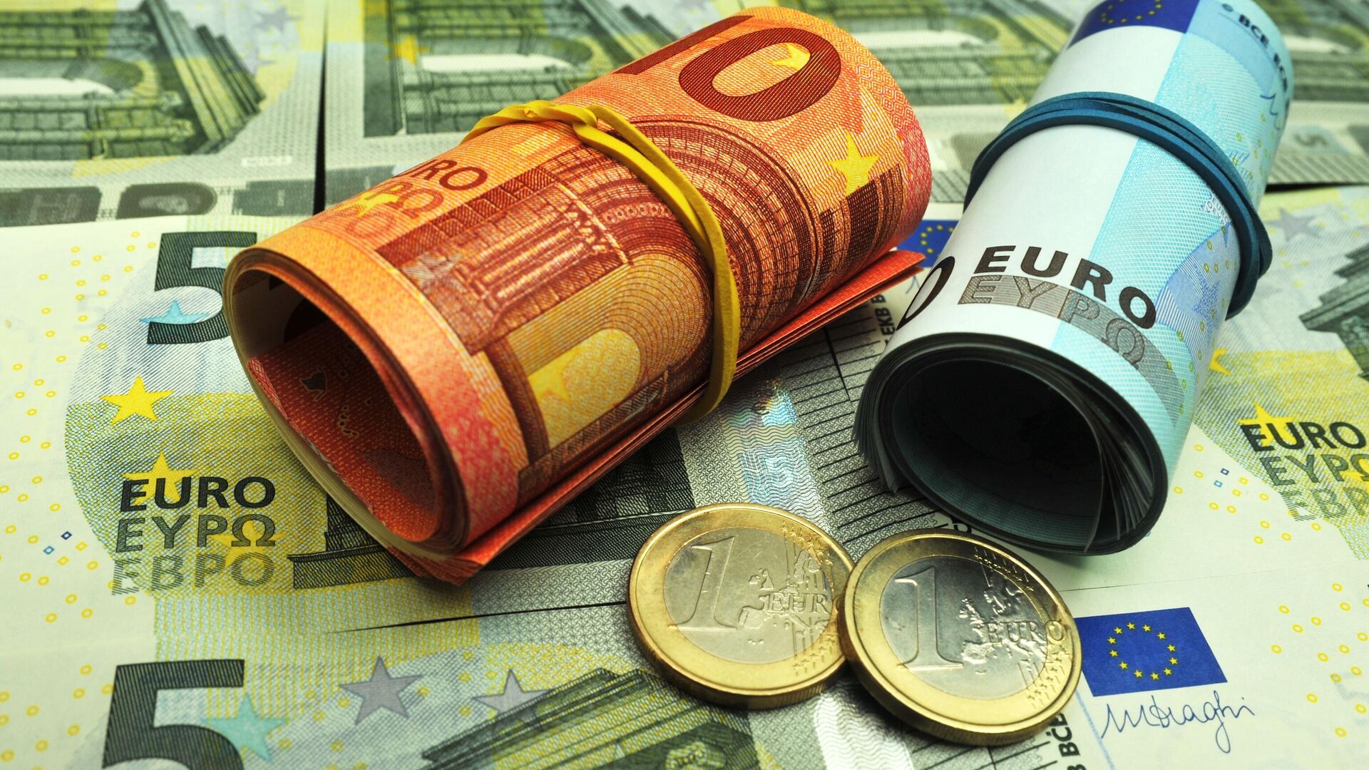 Официальный курс евро на выходные упал почти на рубль