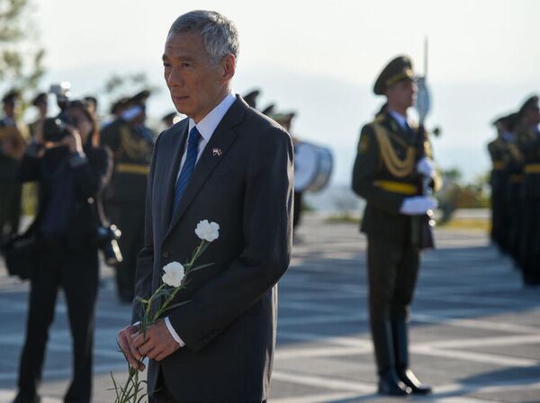 Премьер-министр Сингапура Ли Сянлун во время посещения мемориального комплекса Цицернакаберд в Ереване Премьер-министр Сингапура Ли Сянлун во время посещения мемориального комплекса Цицернакаберд в Ереване