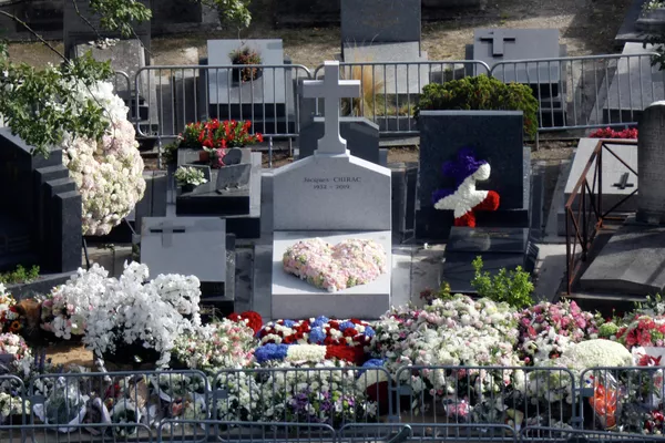 Цветы на могиле бывшего президента Франции Жака Ширака на кладбище Монпарнас в Париже