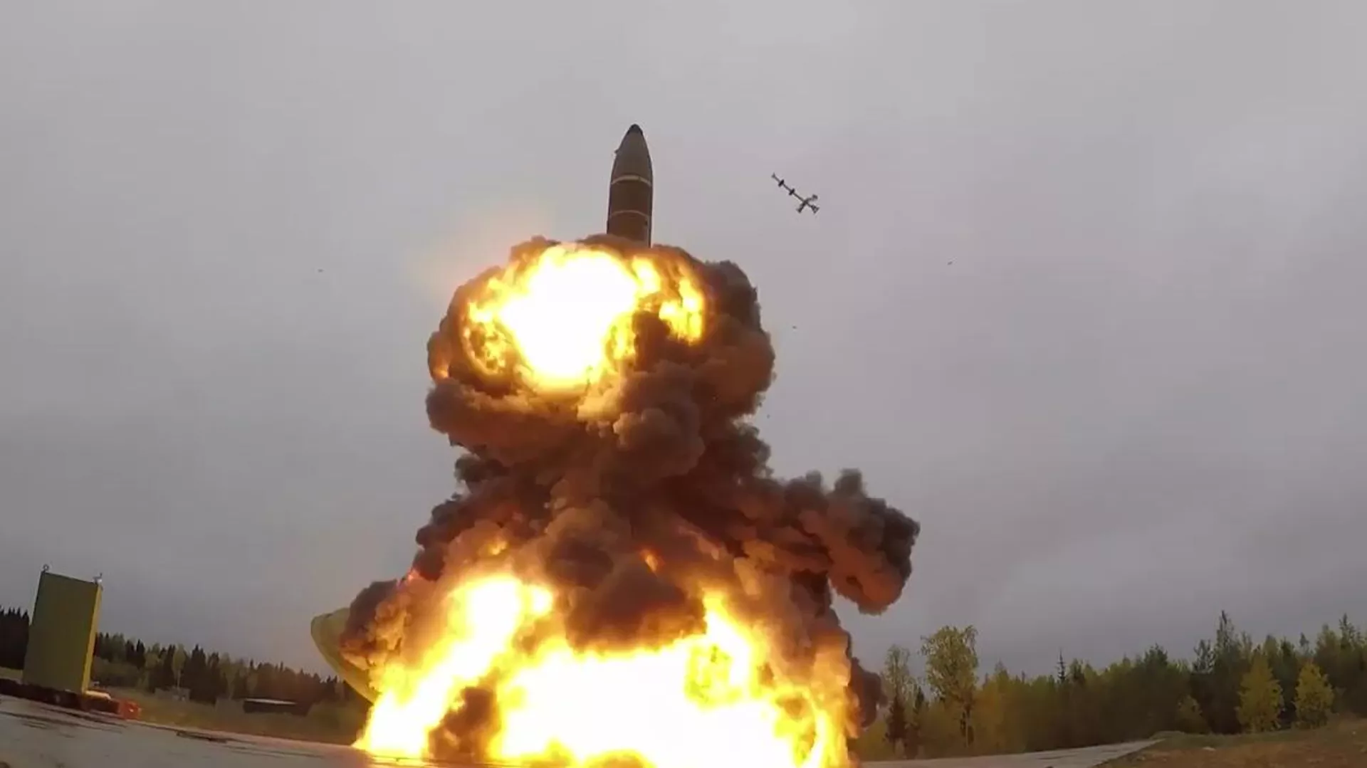 Учебно-боевой пуск баллистической ракеты Тополь-М с космодрома Плесецк в Архангельской области. Стоп-кадр с видео, предоставленного Министерством обороны - РИА Новости, 1920, 23.07.2020