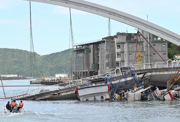 На месте обрушения моста на Тайване. 1 октября 2019