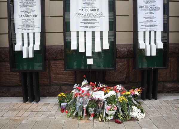 Цветы у здания театра Ленком в Москве, где проходит церемония прощания с режиссером Марком Захаровым Цветы у здания театра Ленком в Москве, где проходит церемония прощания с режиссером Марком Захаровым