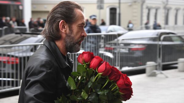 Художественный руководитель Театра Олега Табакова Владимир Машков у здания театра Ленком, где проходит церемония прощания с режиссером Марком Захаровым Художественный руководитель Театра Олега Табакова Владимир Машков у здания театра Ленком, где проходит церемония прощания с режиссером Марком Захаровым