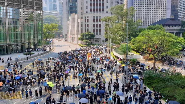 Участники акции протеста в торговом районе Causeway Bay в Гонконг