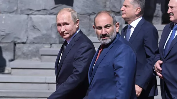 Президент РФ Владимир Путин и премьер-министр Армении Армении Никол Пашинян на саммите ЕАЭС в Ереване. 1 октября 2019