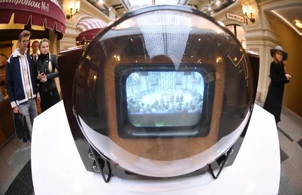Телевизор КВН-49 на выставке, посвященной истории телевещания в России, в торговом центре ГУМ